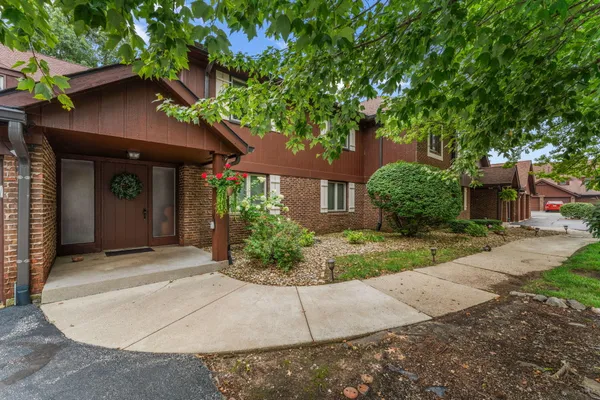 $299,000 | 2511 East Lakeshore Drive, Unit A2, Crown Point, IN 46307