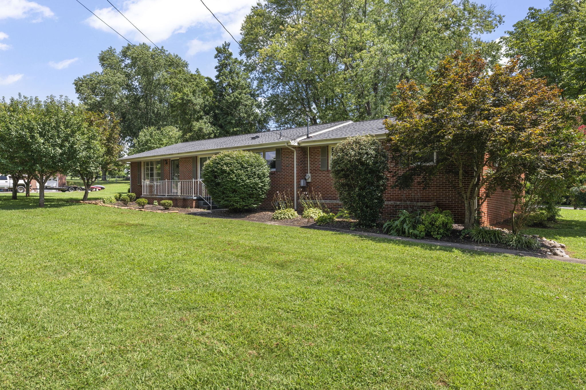 a view of a house with backyard and garden