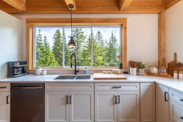 $769,900 | 51 Lakeview Road, Westmore, VT 05822