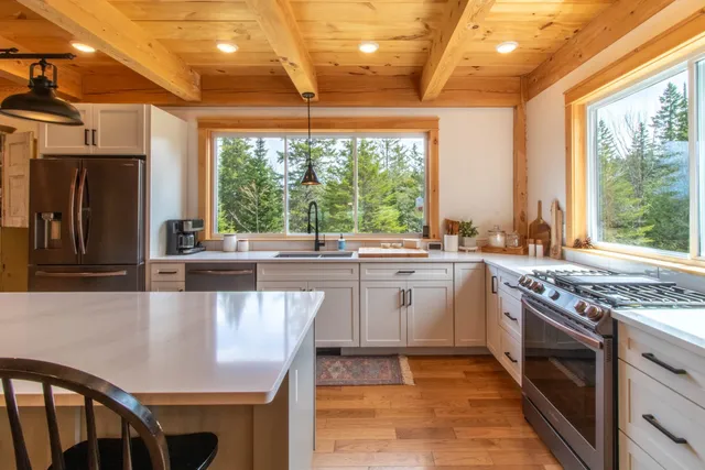 $769,900 | 51 Lakeview Road, Westmore, VT 05822