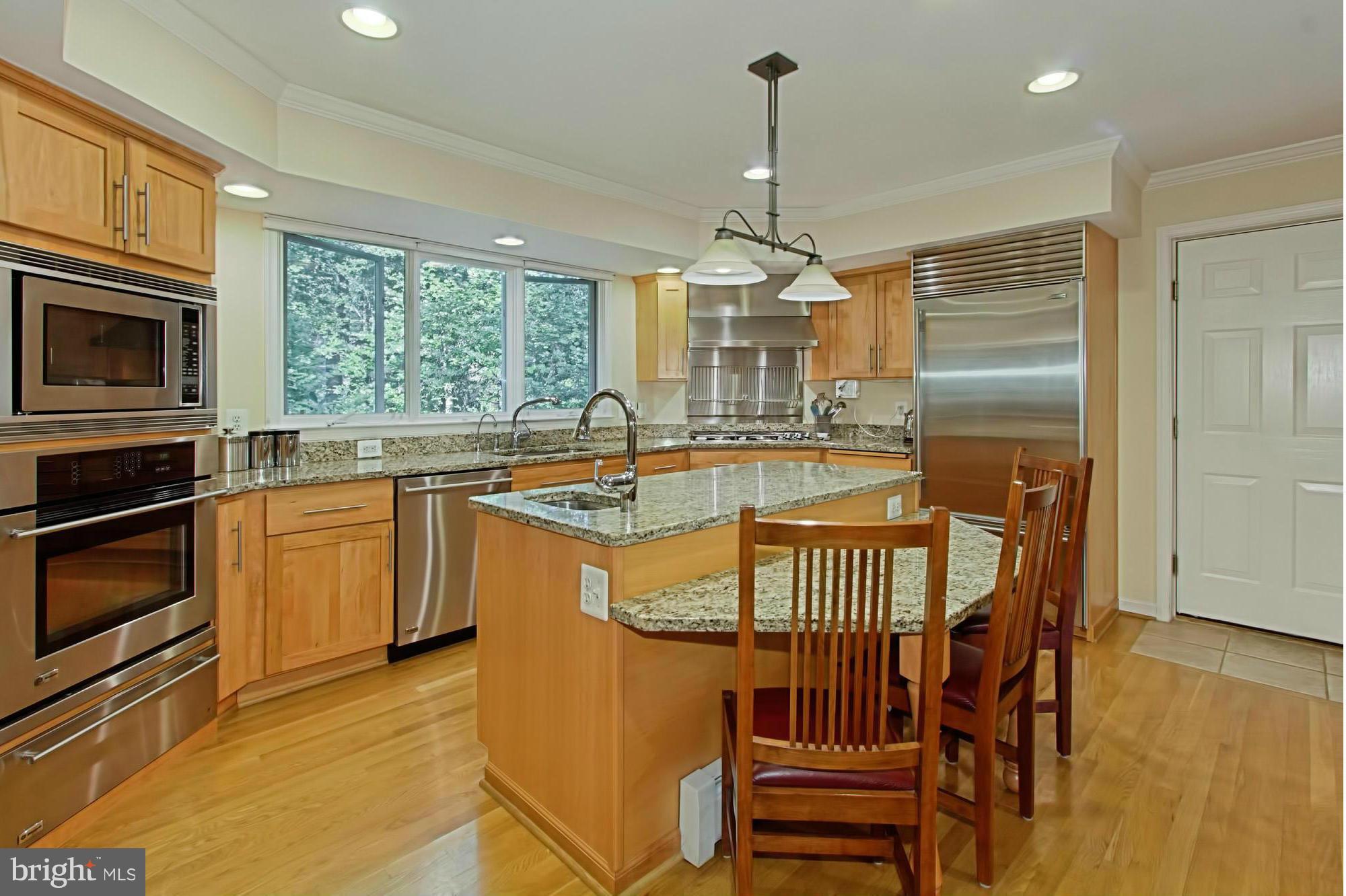 12207 Hounds Lane Reston, VA 20191 - Photo 9 of 30 2-Lvl Island w/ Vegetable Sink