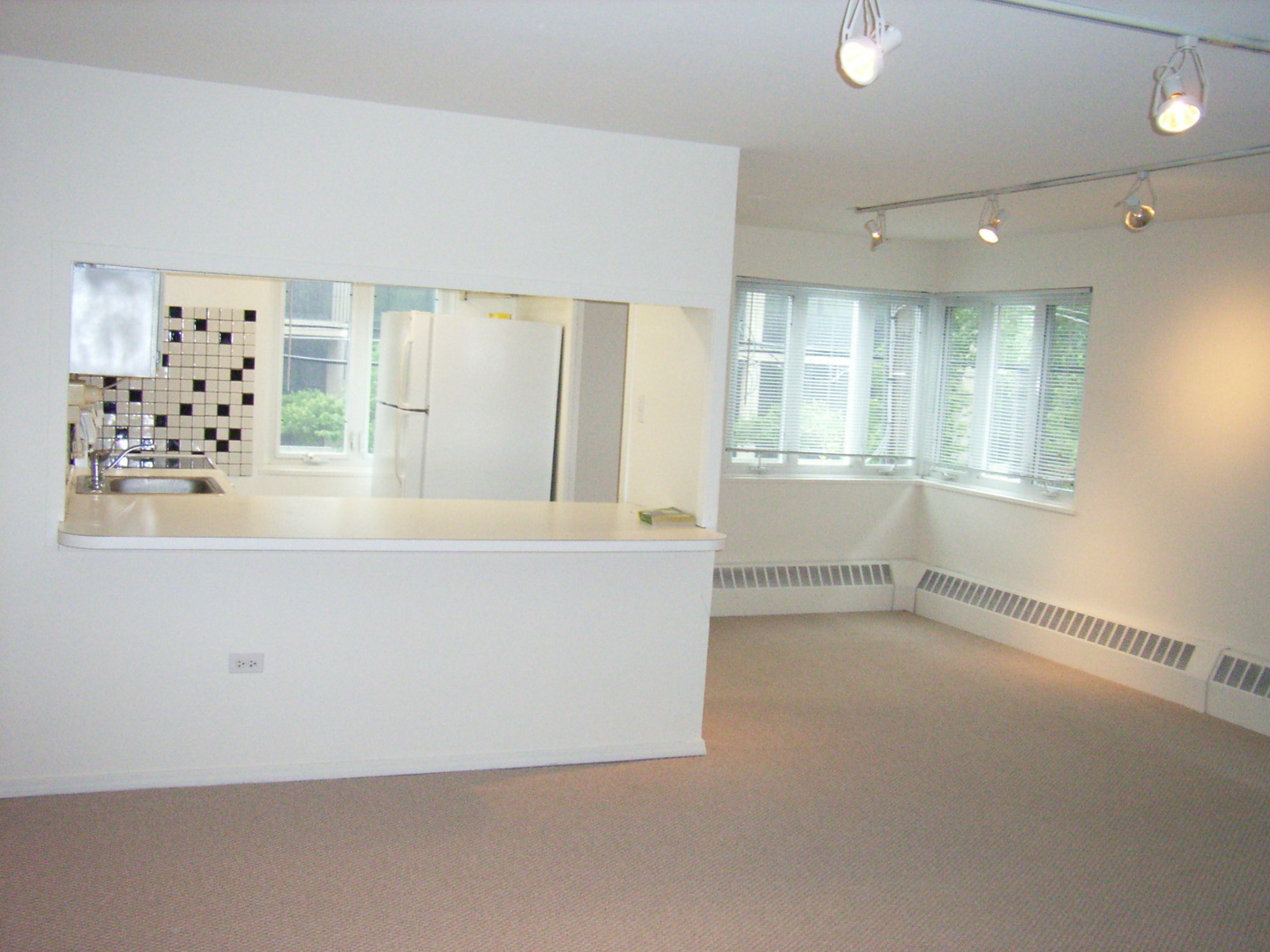 700 West Bittersweet Place, Unit 207 Chicago, IL 60613 - Photo 2 of 11 an empty room with windows