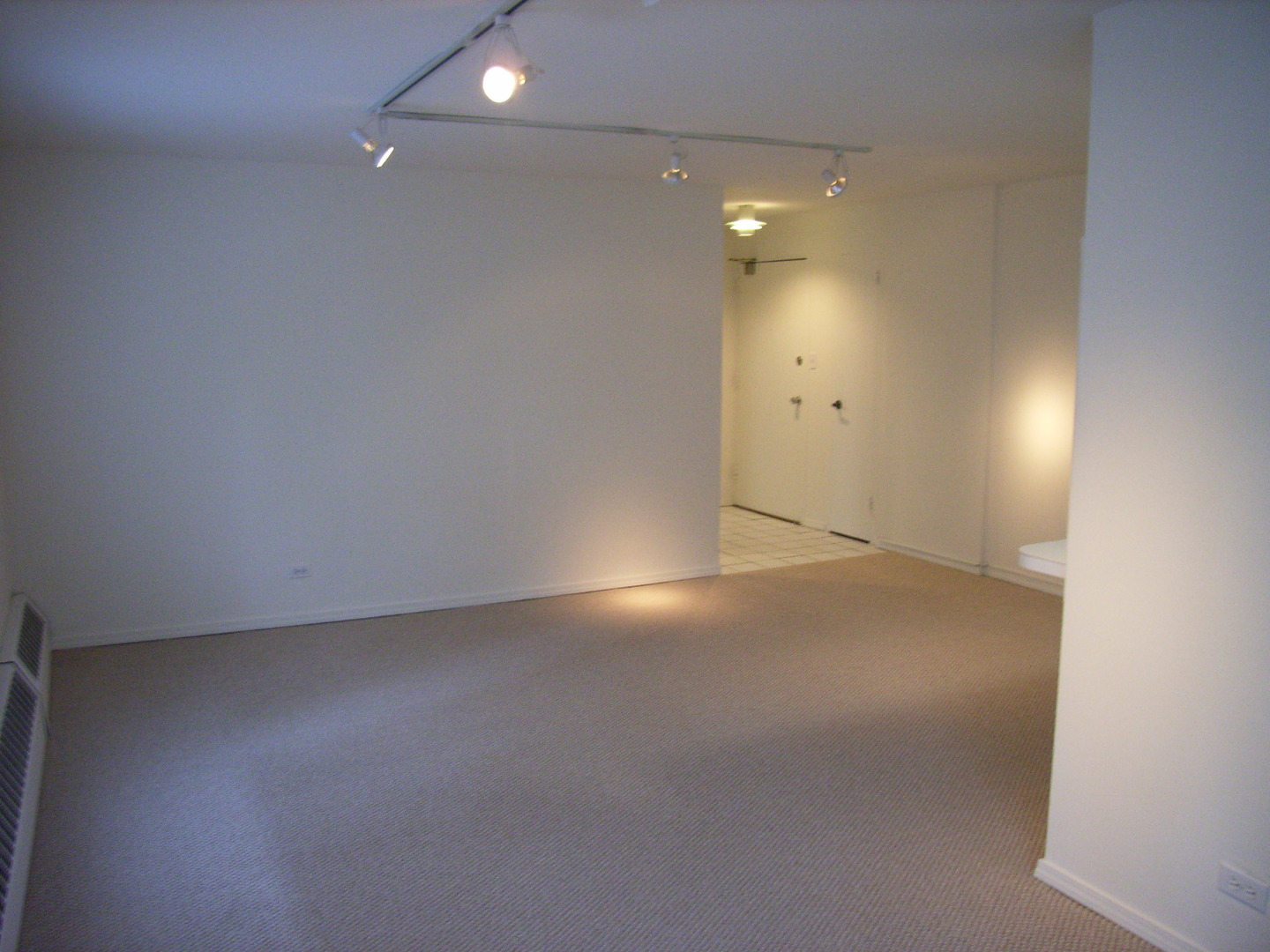 700 West Bittersweet Place, Unit 207 Chicago, IL 60613 - Photo 6 of 11 a view of empty room