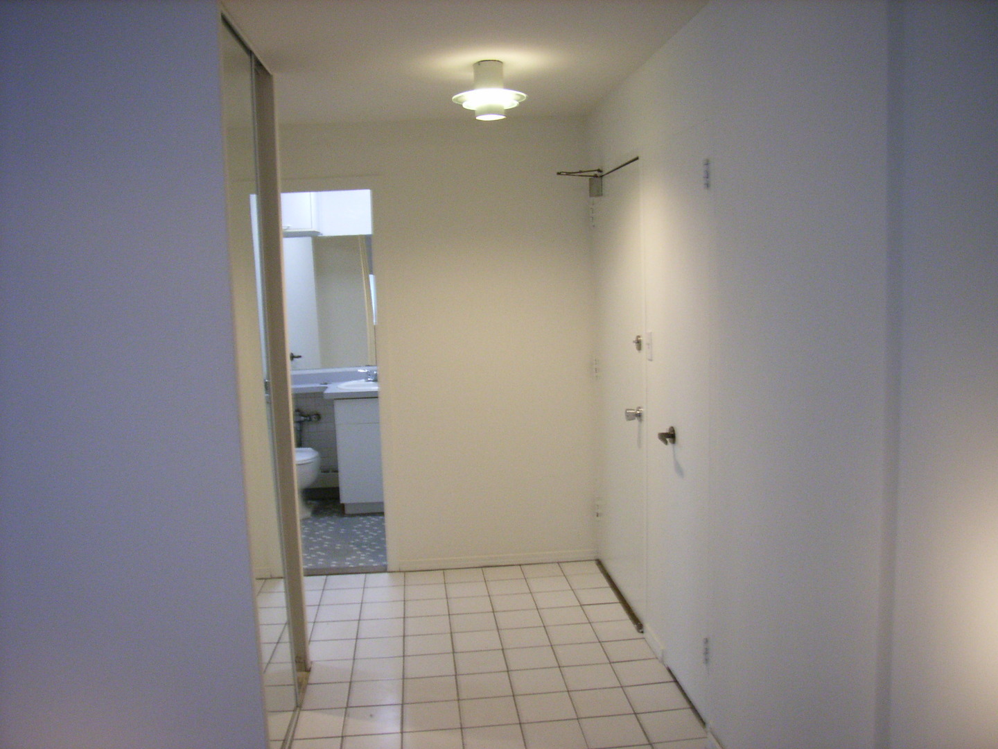 700 West Bittersweet Place, Unit 207 Chicago, IL 60613 - Photo 8 of 11 a view of a room with a bathroom