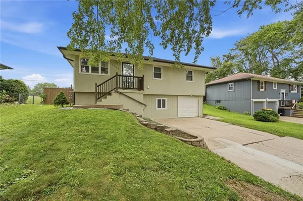 $249,000 | 1005 Northeast Wien Avenue, Blue Springs, MO 64014