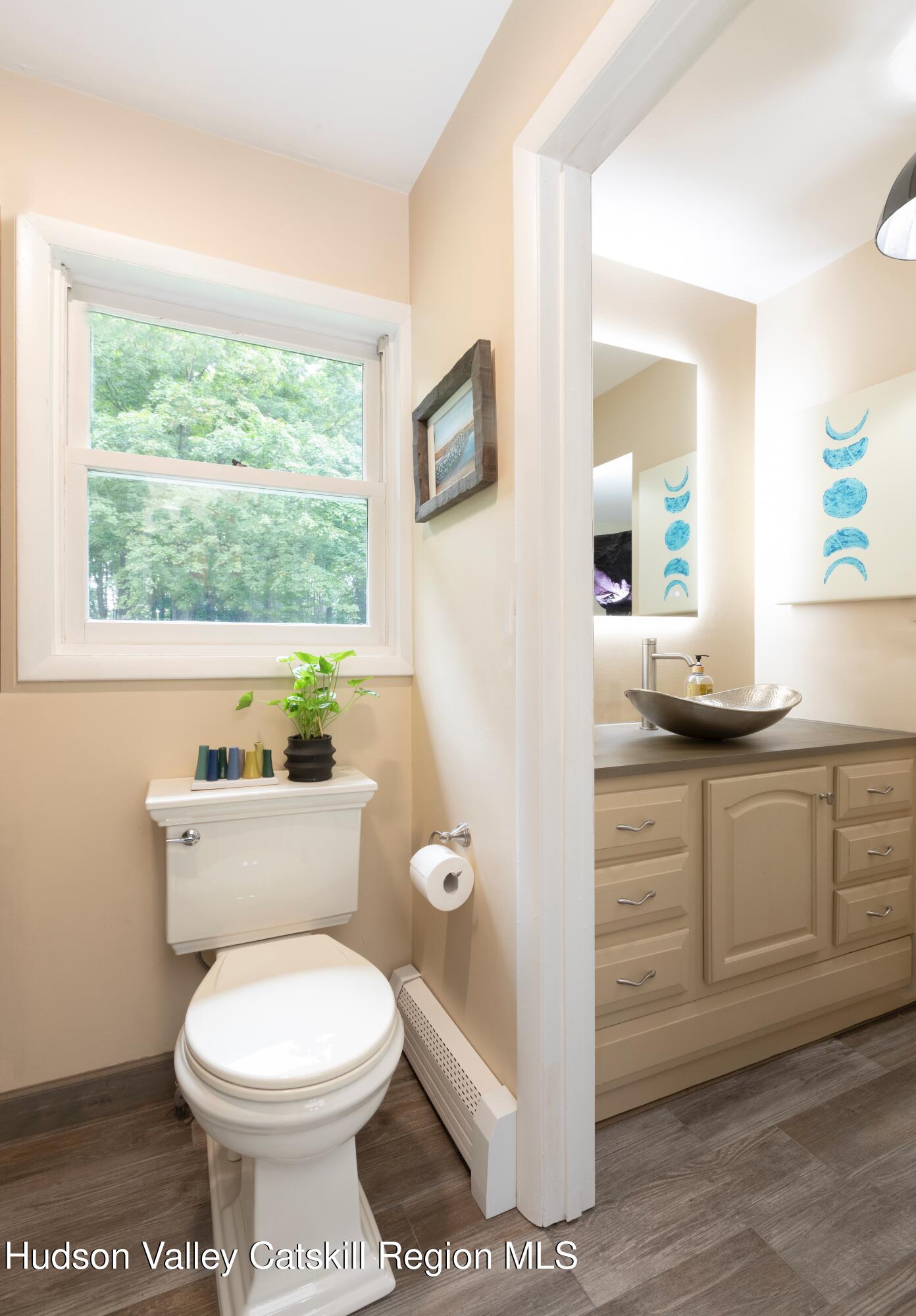 424 Tongore Way Kingston, NY 12401 - Photo 18 of 40 a bathroom with a toilet a sink and a large mirror