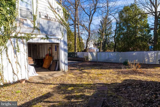 a view of a yard with a house