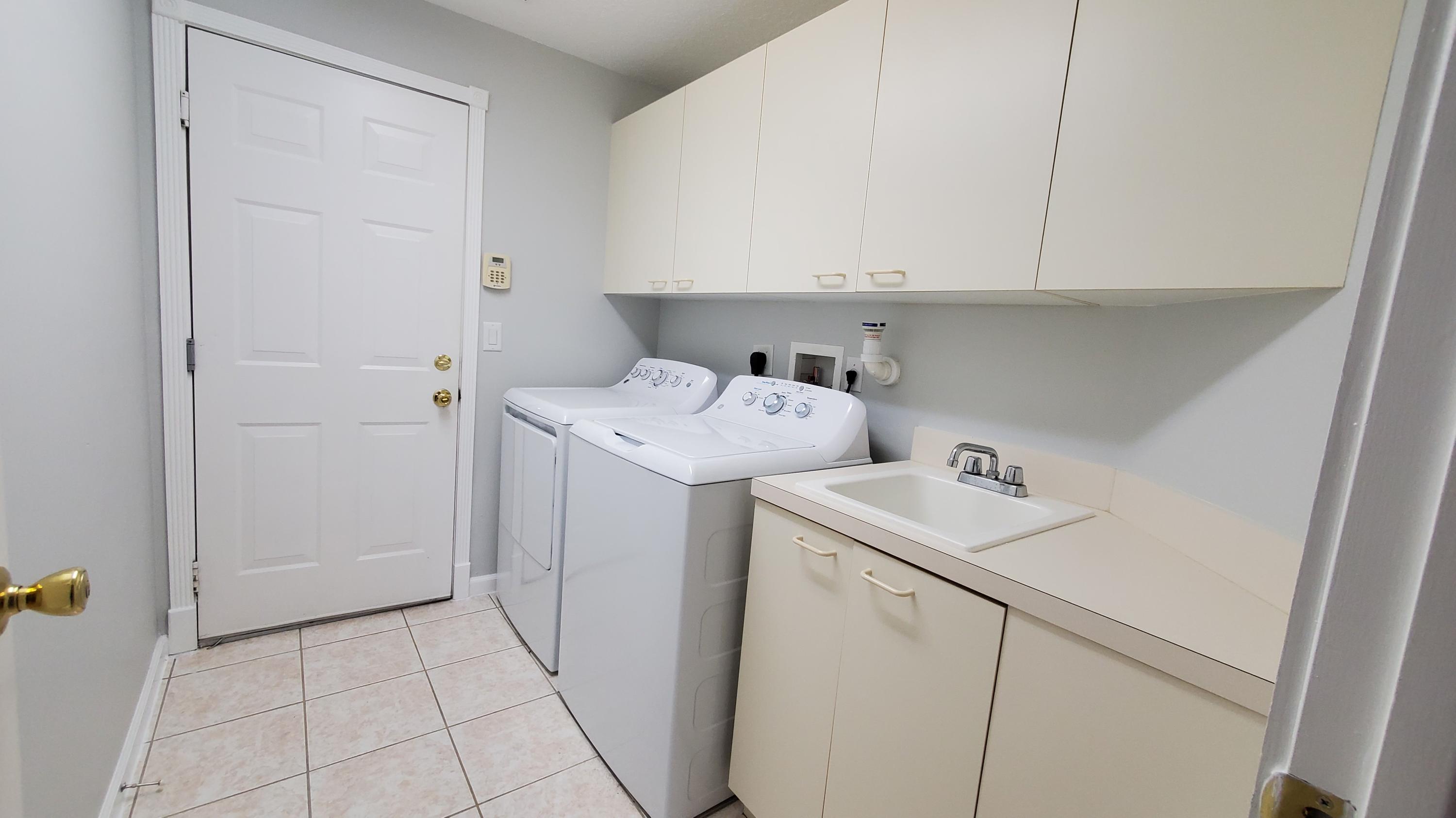 2252 Ridgewood Circle Royal Palm Beach, FL 33411 - Photo 33 of 40 a utility room with dryer and washer