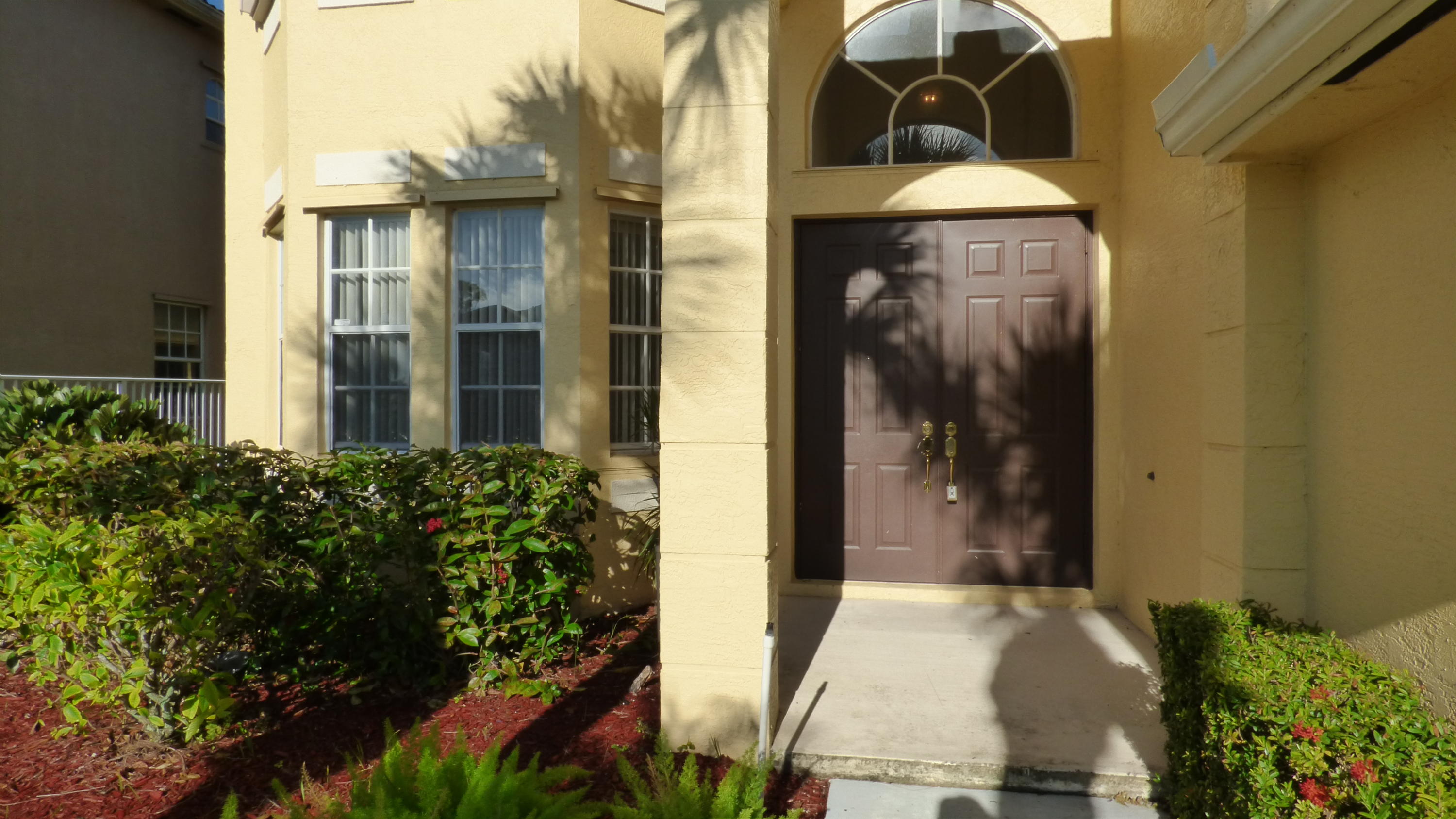 2252 Ridgewood Circle Royal Palm Beach, FL 33411 - Photo 39 of 40 a entryway of a house
