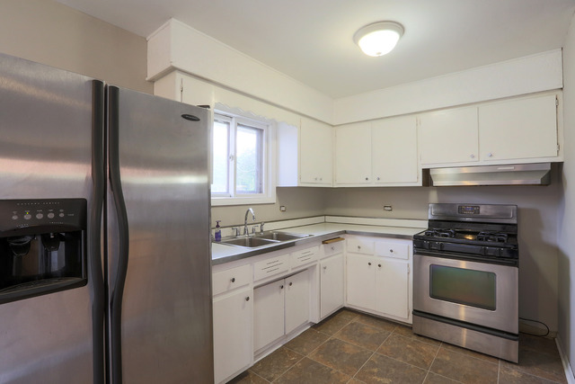 337 Village Road Willowbrook, IL 60527 - Photo 3 of 18