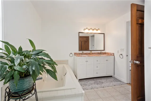 $799,900 | 28 North Pasture Lane, South Kingstown, RI 02879