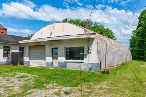 a view of a house with backyard
