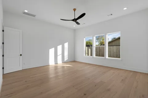a view of a livingroom with a ceiling fan hardwood floor and a ceiling fan