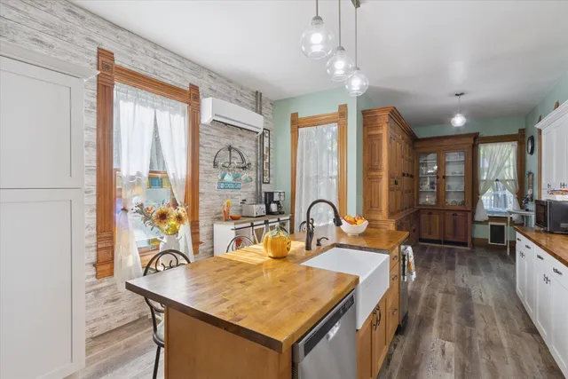 $424,900 | 532 South Main Street, Janesville, WI 53545