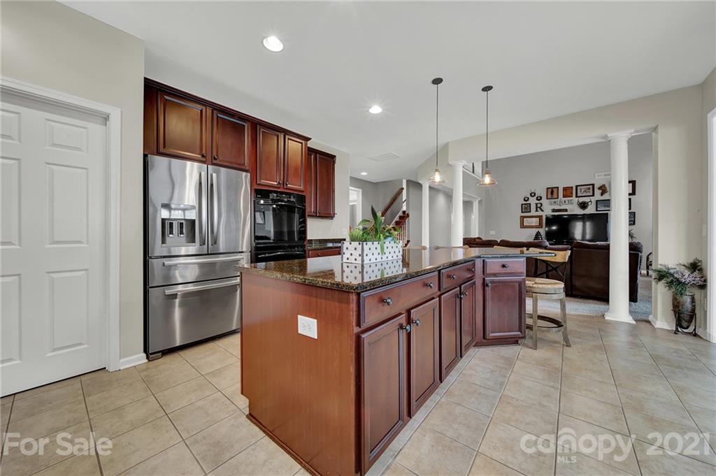 635 Panthers Way Fort Mill, SC 29708 - Photo 20 of 47 a kitchen with stainless steel appliances granite countertop a refrigerator a sink a stove and oven