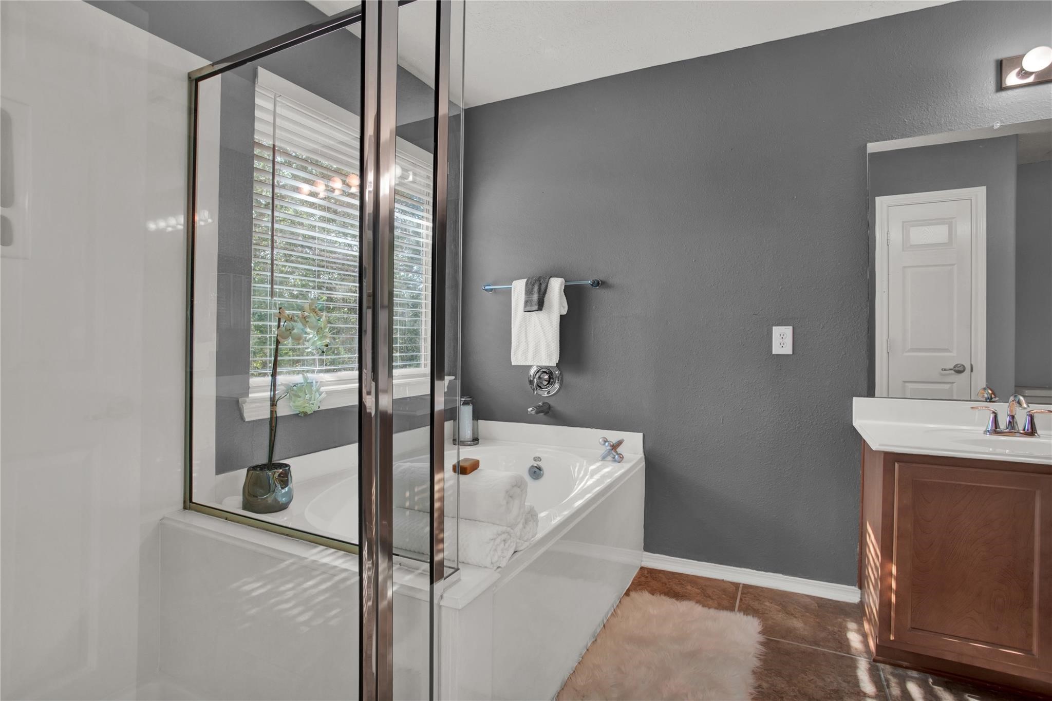 326 Brandy Ridge Lane Dickinson, TX 77539 - Photo 14 of 22 a bathroom with a bathtub and a sink