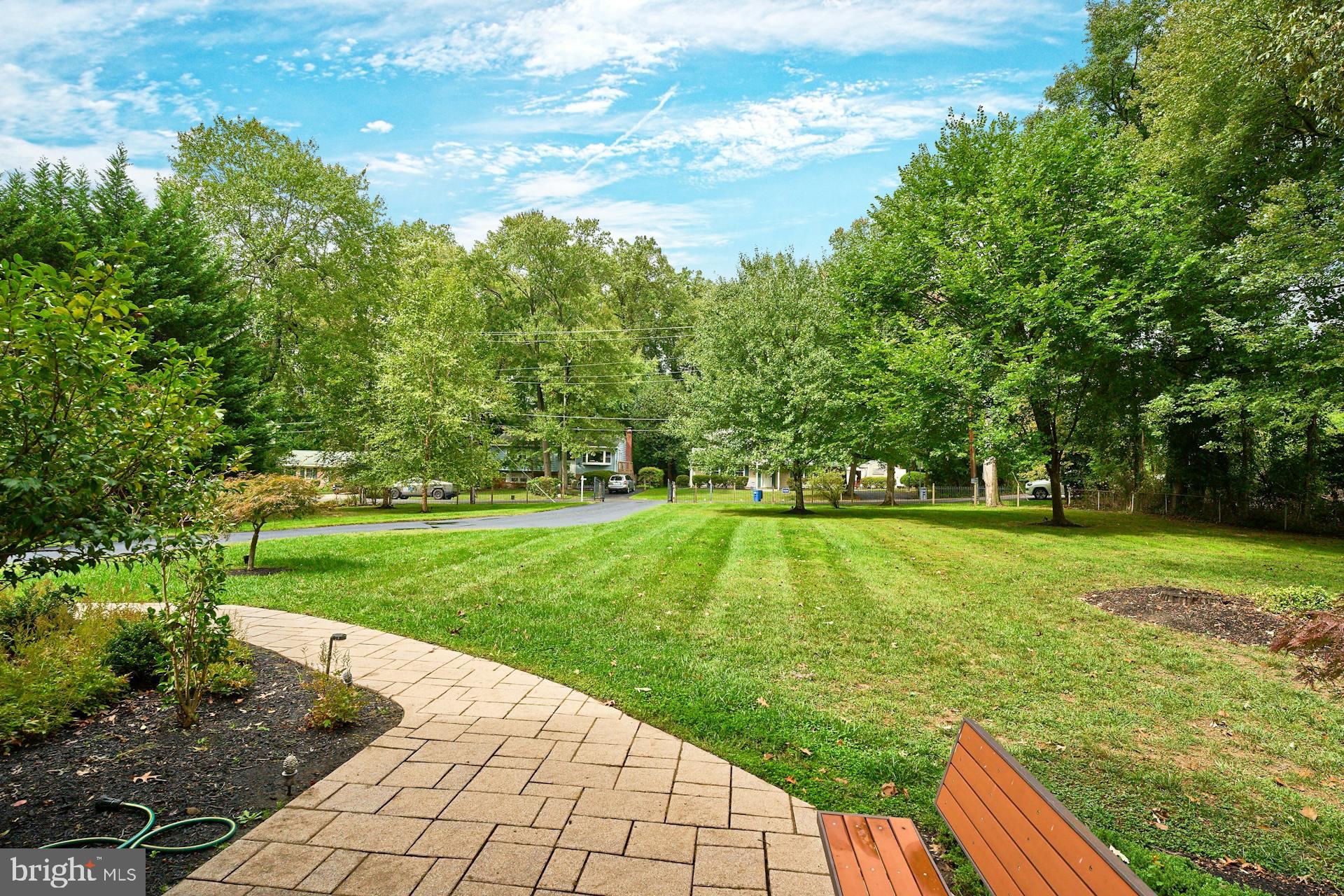 413 Adahi Road Southeast Vienna, VA 22180 - Photo 3 of 62 Large Front Yard