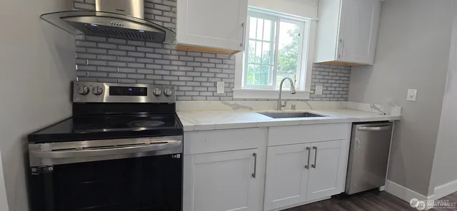 $3,300 | 12053 70th Avenue South, Seattle, WA 98178