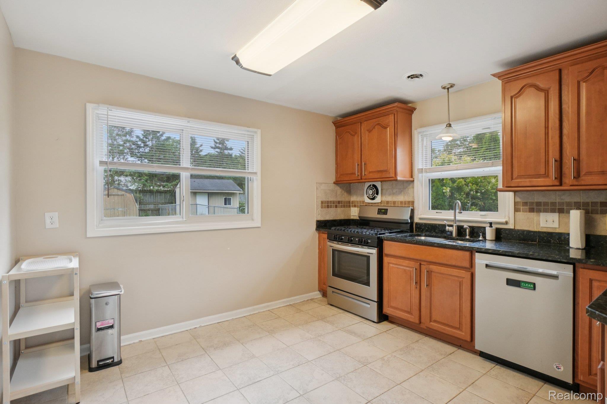 1096 Truwood Avenue Rochester, MI 48307 - Photo 9 of 23