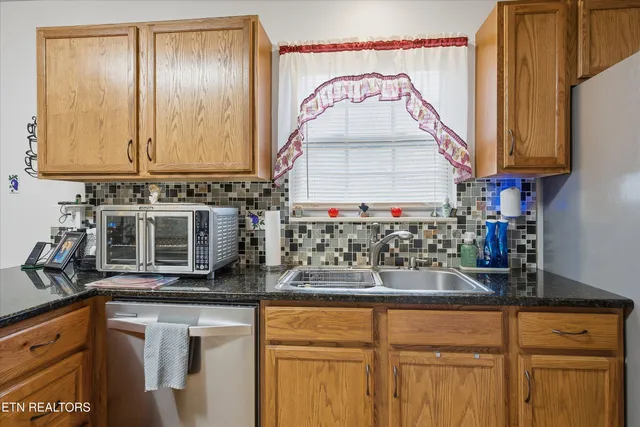 $385,000 | 3927 Glen Oaks Drive, Maryville, TN 37804