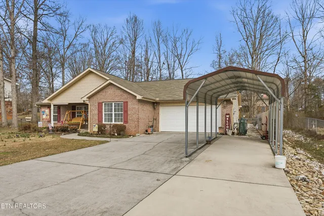 $385,000 | 3927 Glen Oaks Drive, Maryville, TN 37804