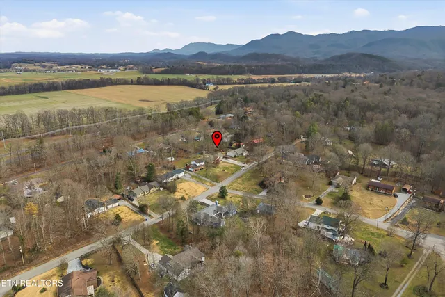 $385,000 | 3927 Glen Oaks Drive, Maryville, TN 37804