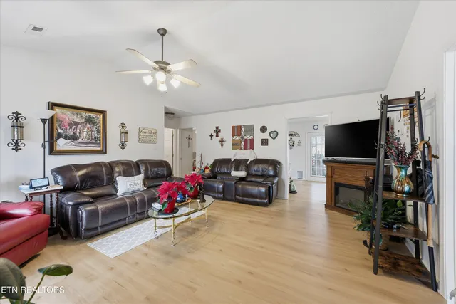 $385,000 | 3927 Glen Oaks Drive, Maryville, TN 37804