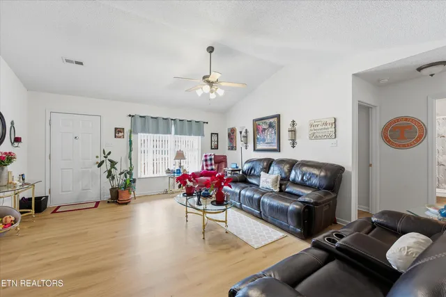 $385,000 | 3927 Glen Oaks Drive, Maryville, TN 37804