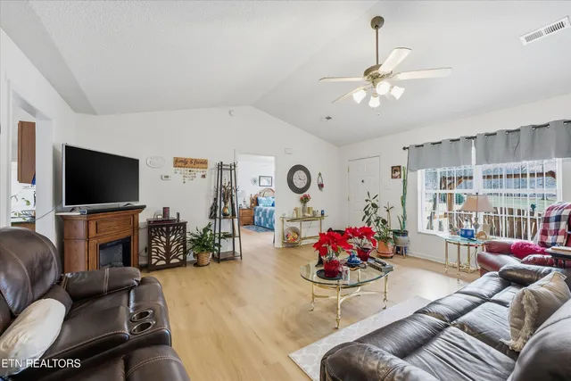 $385,000 | 3927 Glen Oaks Drive, Maryville, TN 37804