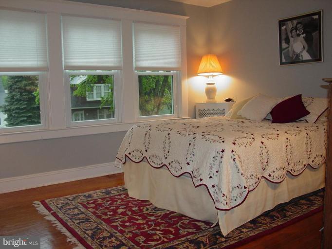 520 Anneslie Road Baltimore, MD 21212 - Photo 20 of 29 Master bedroom with 3 windows, walk-in closet.