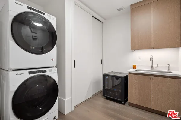 $24,000 | 8420 Sunset Boulevard, Unit 307, West Hollywood, CA 90069