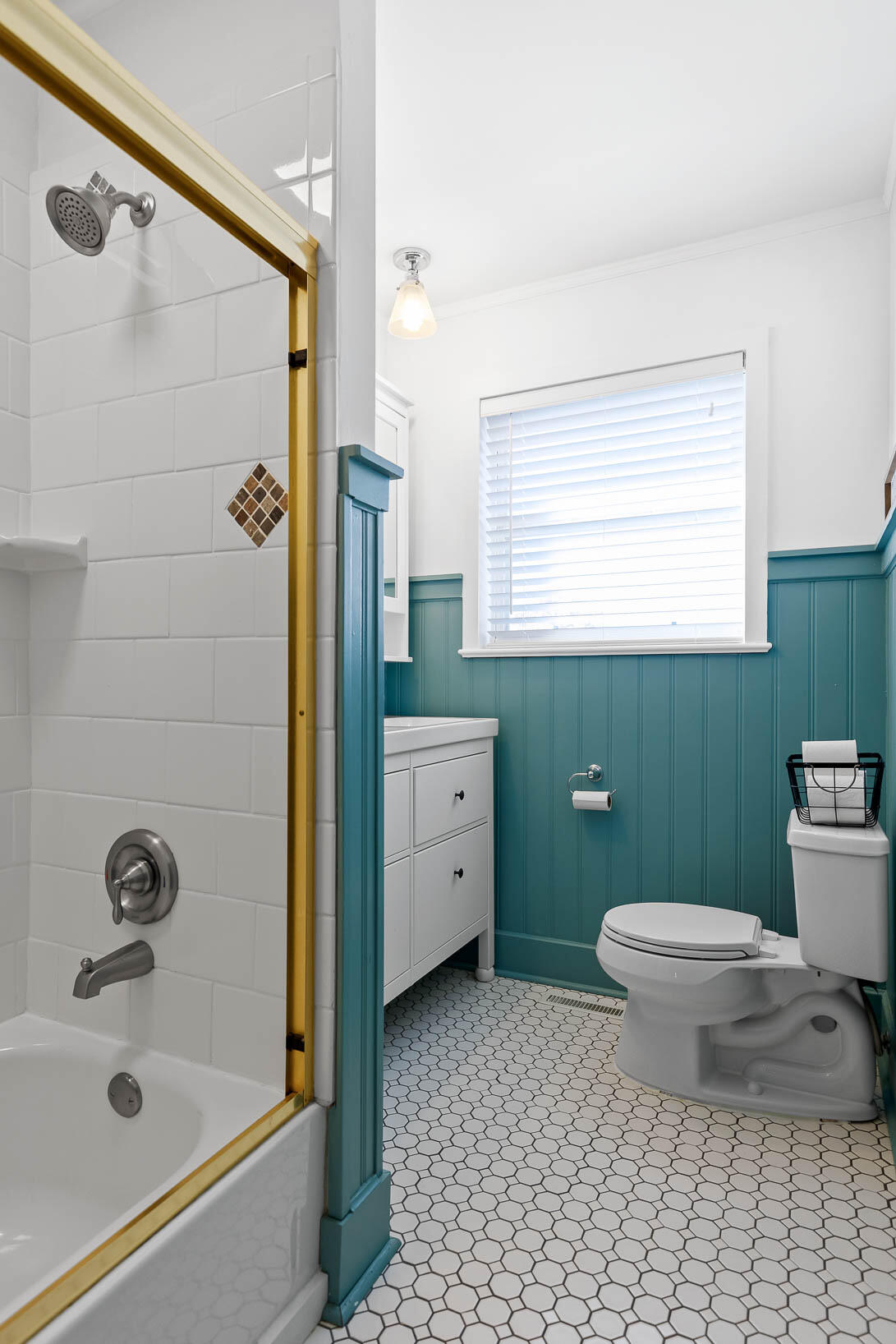 7013 Genoa Drive Chattanooga, TN 37421 - Photo 25 of 51 Full Guest Bath