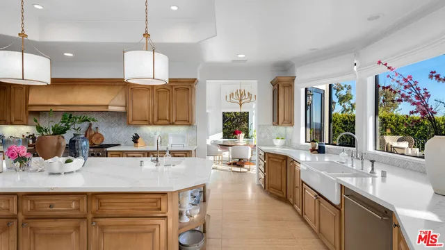 a large kitchen with kitchen island a large island in it