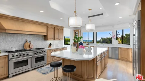 $11,850,000 | 6110 Merritt Drive, Malibu, CA 90265