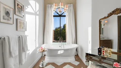 $11,850,000 | 6110 Merritt Drive, Malibu, CA 90265