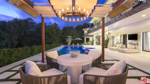 $11,850,000 | 6110 Merritt Drive, Malibu, CA 90265