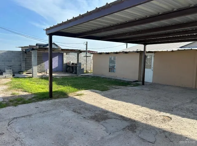 a view of a house with backyard and porch