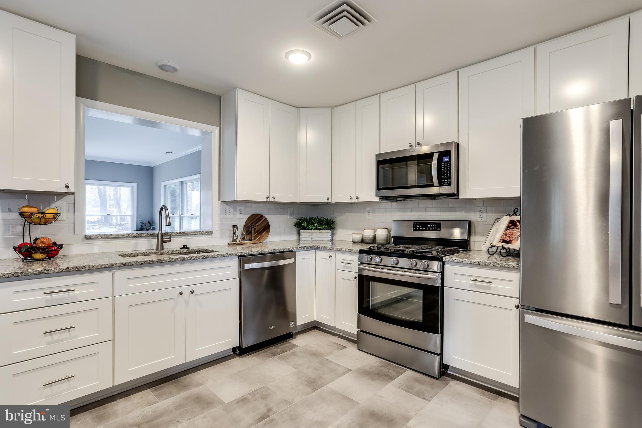 606 Highview Road Linthicum, MD 21090 - Photo 3 of 35 Gourmet Eat-In Kitchen