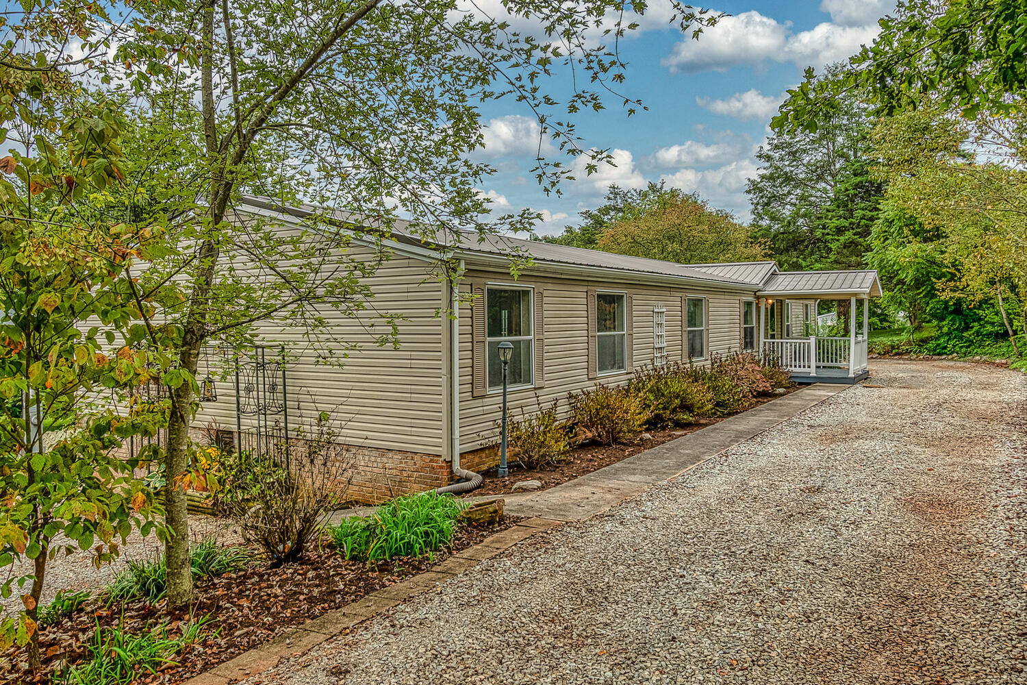 334 Fancy Meadows Rd-large-002-030-Exter