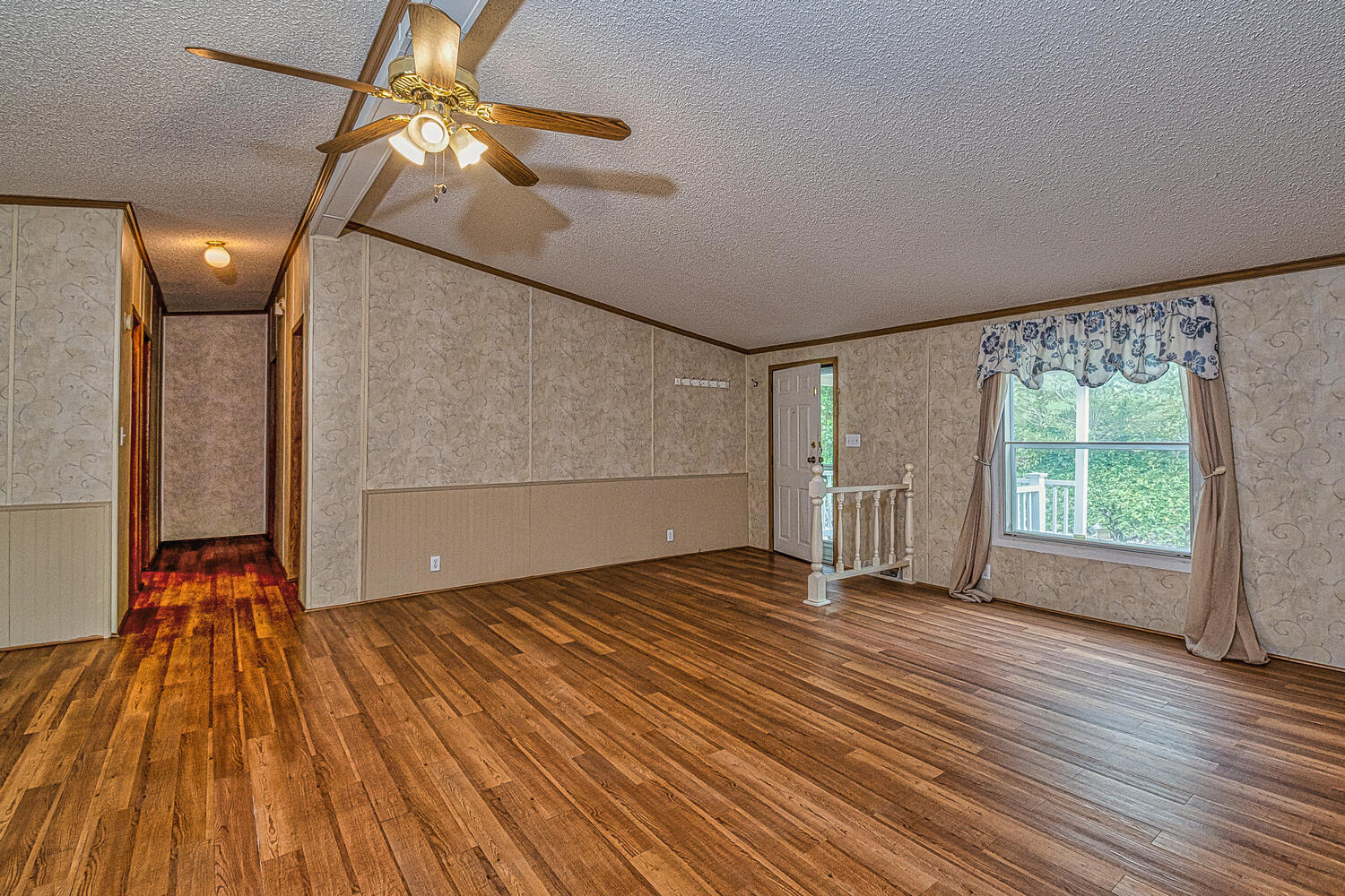334 Fancy Meadows Rd-large-006-017-Livin