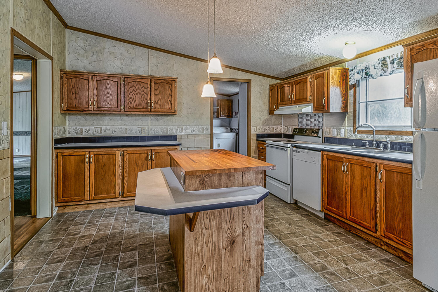 334 Fancy Meadows Rd-large-009-016-Kitch