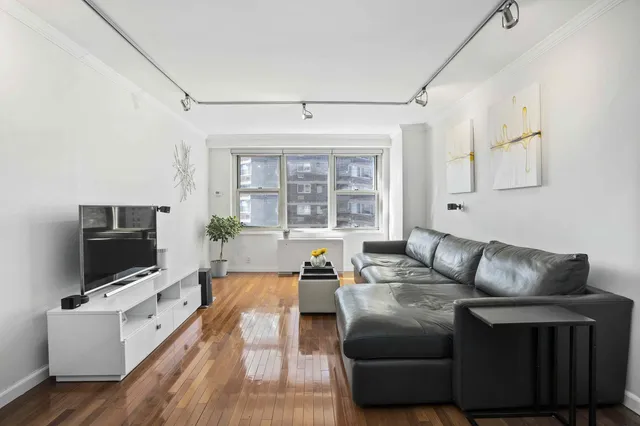 $859,500 | 305 East 24th Street, Unit 15R | Kips Bay