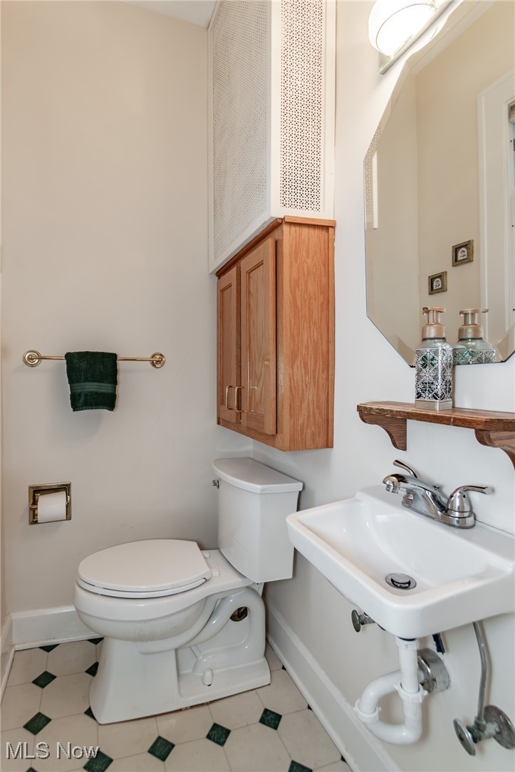 3336 Daleford Road Cleveland, OH 44120 - Photo 17 of 49 Cute Half Bath!