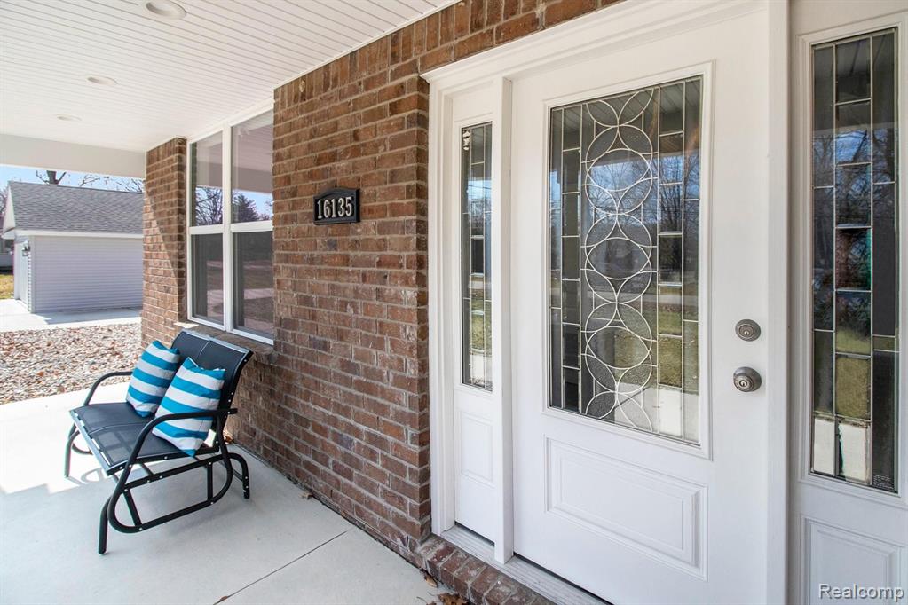 16135 Henry Ruff Road Livonia, MI 48154 - Photo 4 of 38