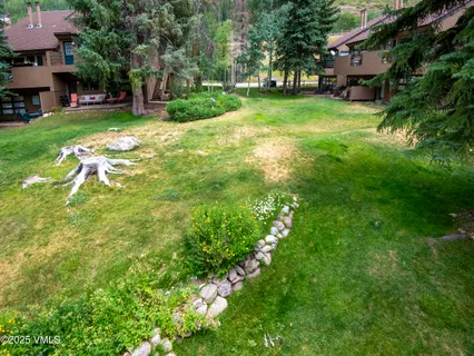 a view of a yard with a house