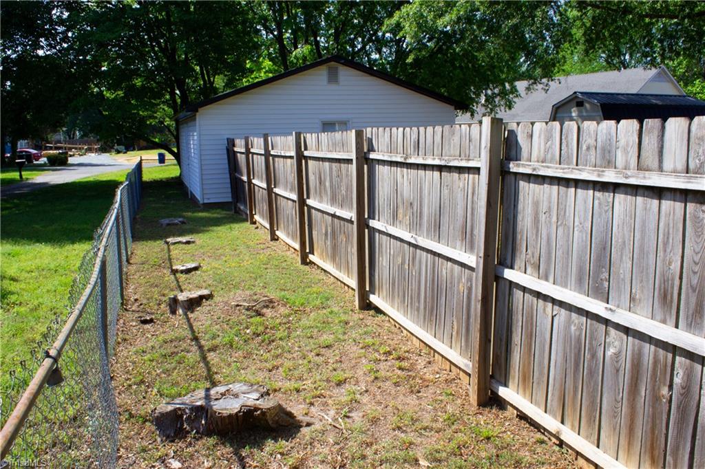 1622 Ardmore Road Winston-Salem, NC 27127 - Photo 37 of 38 Privacy Fence