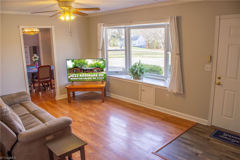 1622 Ardmore Road Winston-Salem, NC 27127 - Photo 8 of 38 Living Room