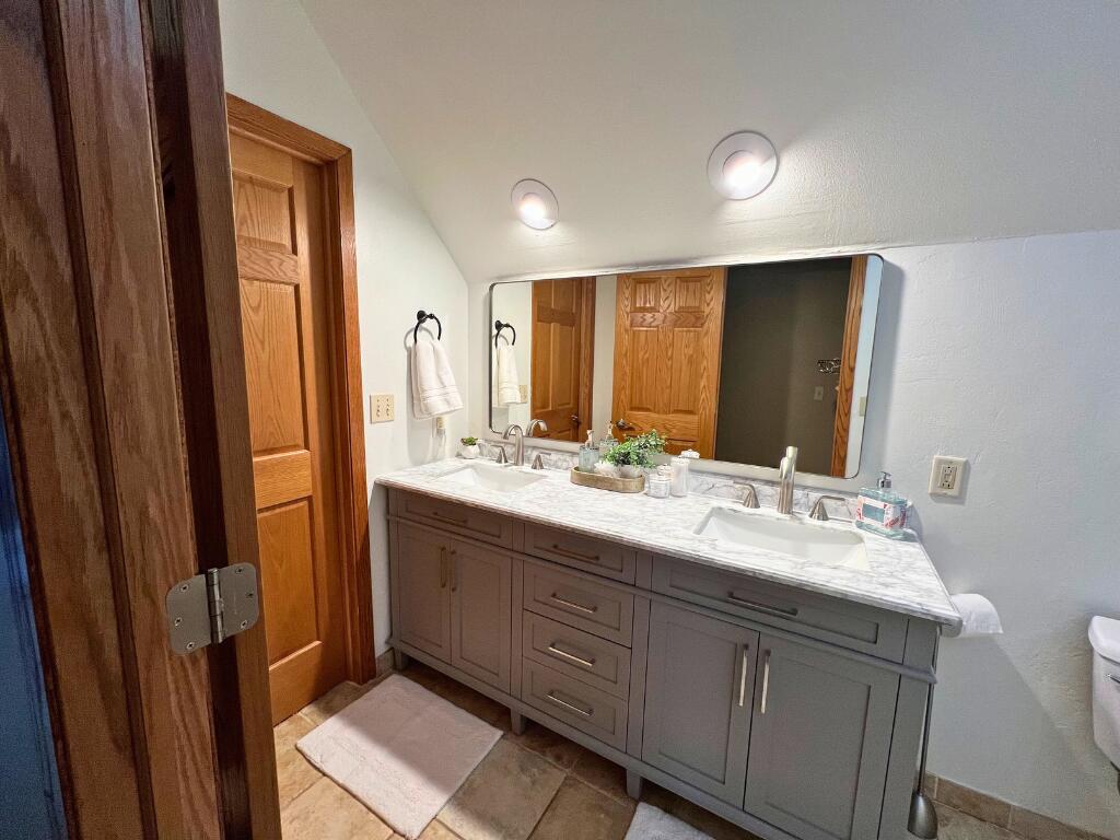 1722 Journeys Drive Delafield, WI 53029 - Photo 17 of 46 Updated Upstairs Full Bathroom