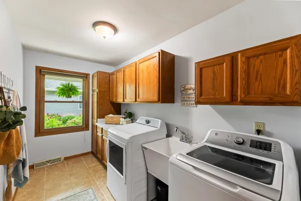 $825,000 | 1722 Journeys Drive, Delafield, WI 53029