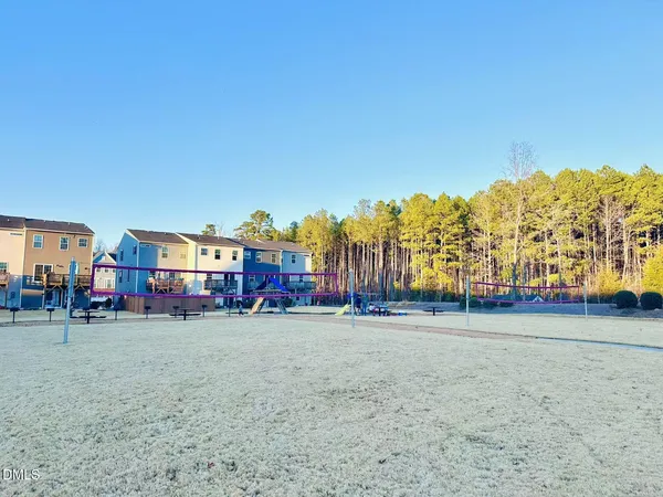 a view of a yard with a house